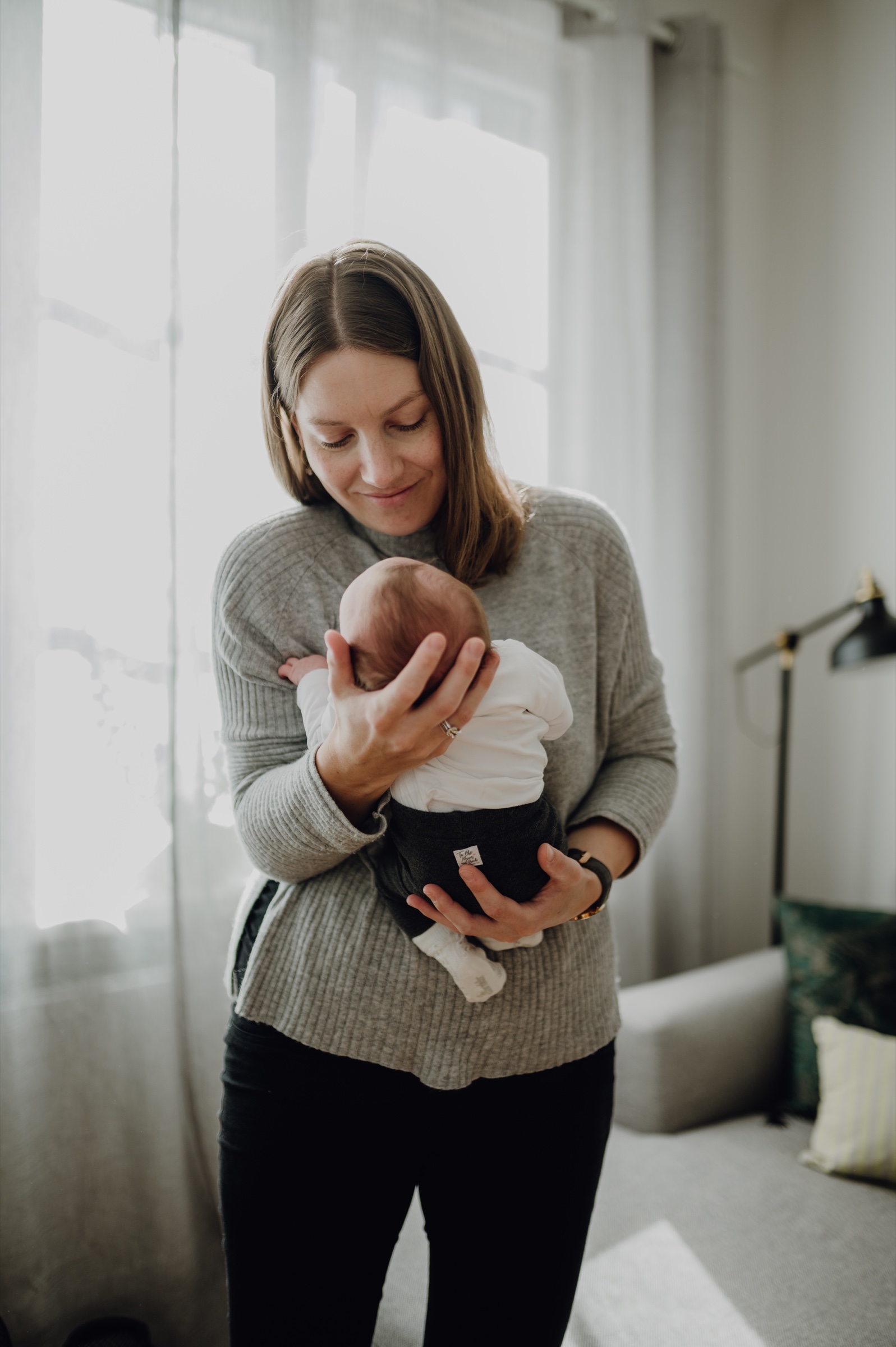 Janne Minoux hält ihr neugeborenes Baby im Arm